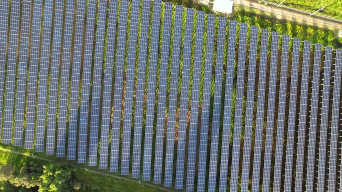太阳能农场鸟瞰图电力发电光伏新能源清洁能