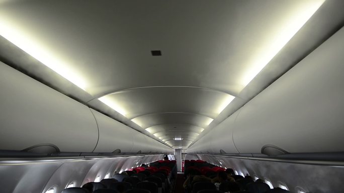 飞机上的空调雾气