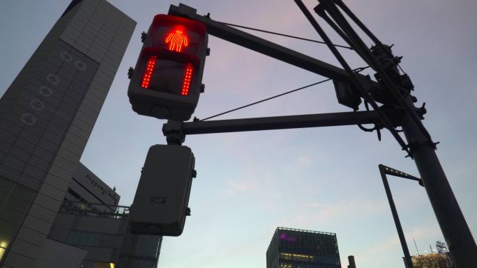黄昏时分，城市人行横道上的红绿灯