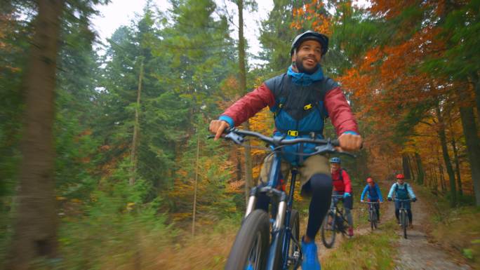 骑三地自行车的人秋季秋景低碳出行国外骑车