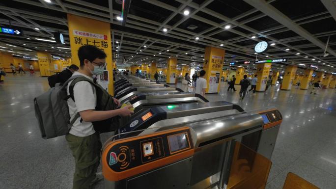 广州地铁站，安检购票扫码过闸上车