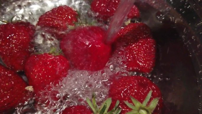 洗草莓升格镜头