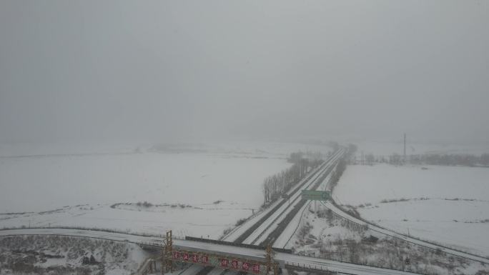 雪天村庄大雪纷飞道路雪地雪景