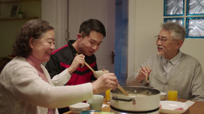吃火锅 陪奶奶吃火锅在家吃火锅 关爱老人