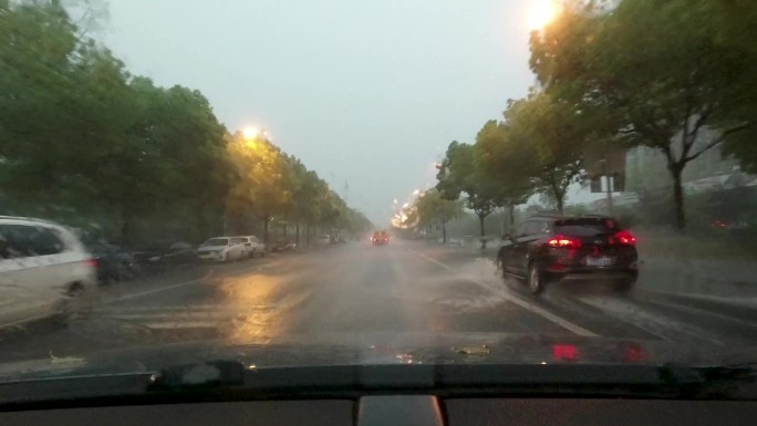 雨中开车第一视角