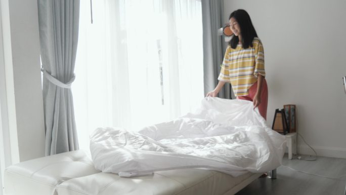 女孩整理床单酒店隔离单身公寓租房广告