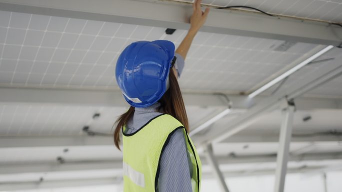 工程师在安装后检查太阳能电池系统和屋顶