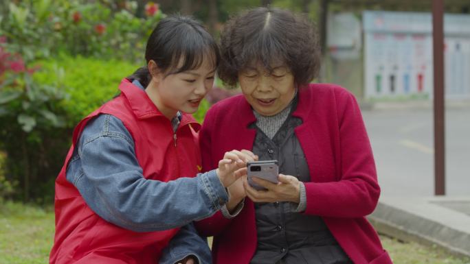志愿者教老人使用智能手机