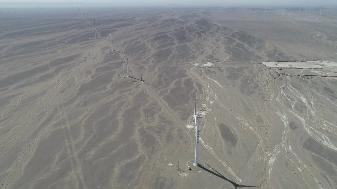 新疆哈密：航拍沁城风电场