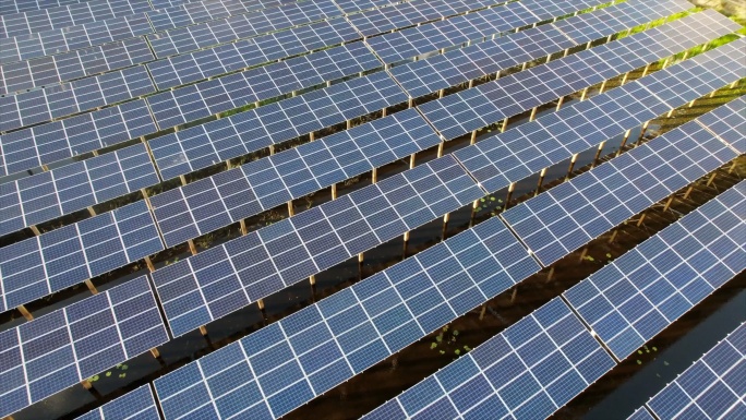 太阳能农场鸟瞰图清洁能源光伏电板发电场