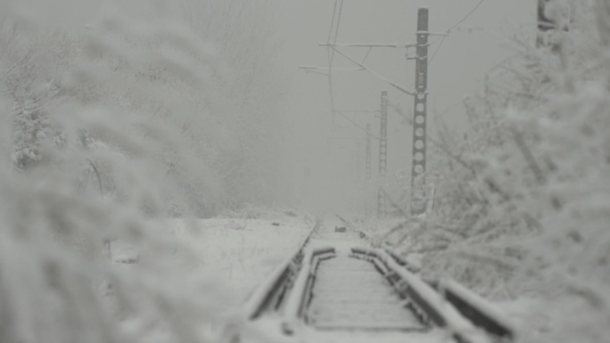 雪中的火车轨道