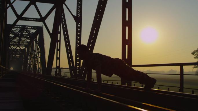 日出大铁桥战士户外俯卧撑训练