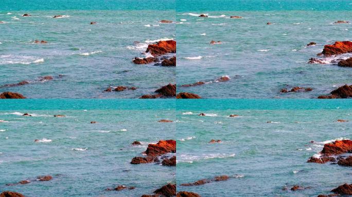 海上的风浪拍打礁石实拍