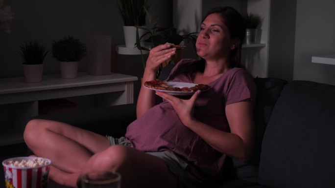 怀孕期间暴饮暴食大肚子吃东西披萨