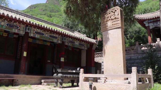 深山古刹古寺龙泉寺石狮子松柏