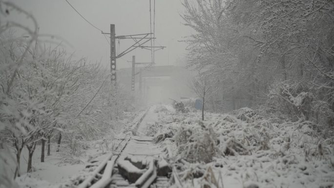 大雪下的火车道