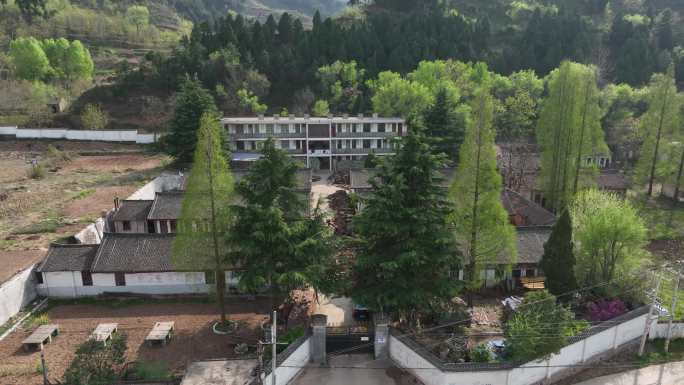 贫困地区贫穷山区荒废的教学楼学校遗址实拍