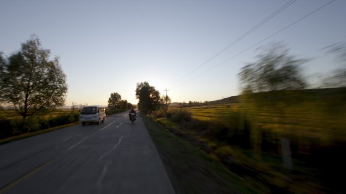 行驶窗外驾驶公路两旁风景