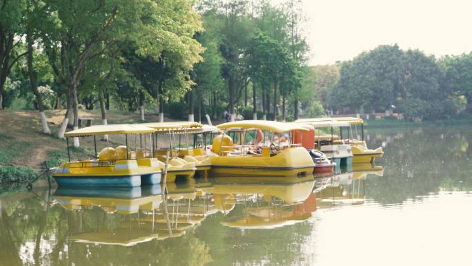 城市回忆湖、河里的船