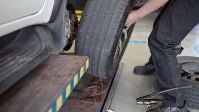 在汽车店拆轮胎4S店服务汽车维修保养驾驶