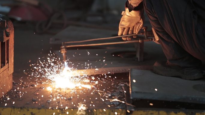 工厂 重工 焊接 切割  火花 工人
