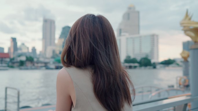 女儿在户外观看城市景观