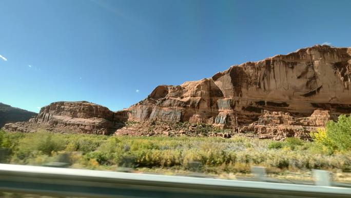 道路旁的风景航拍新疆沙漠公路汽车越野行驶