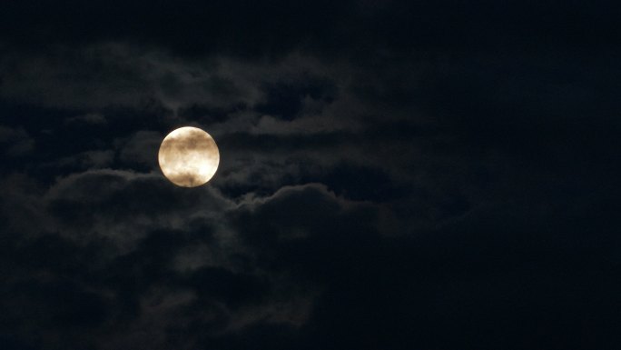 月亮和云在天空中飘荡。