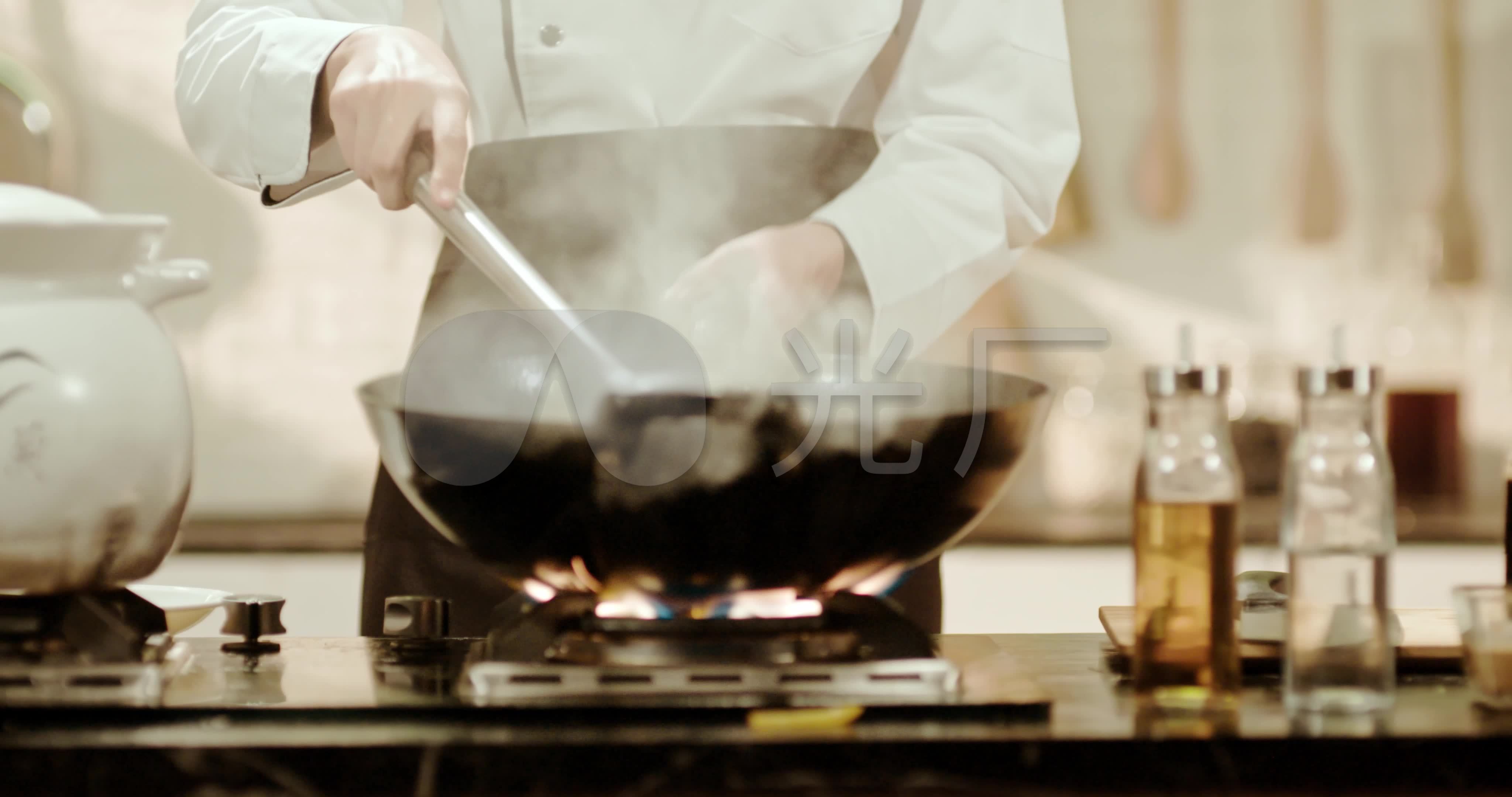 厨房做菜高清图片下载-正版图片500456615-摄图网