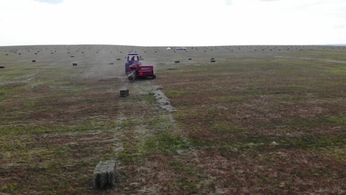 内蒙古草原秋季丰收牧场丰收农业机械