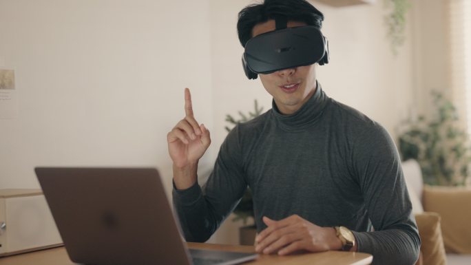戴着VR眼镜的人虚拟VR眼镜全息未来科技