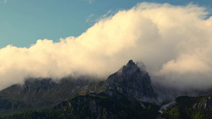 阿尔卑斯小屋上方云流