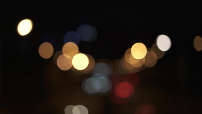 夜市灯光和交通信号灯散焦景观