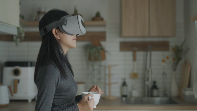 体验VR的女人VR一体机PICO虚拟现实