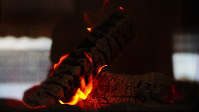 燃烧的木头柴木材点燃火炉炭火温暖冬季室内
