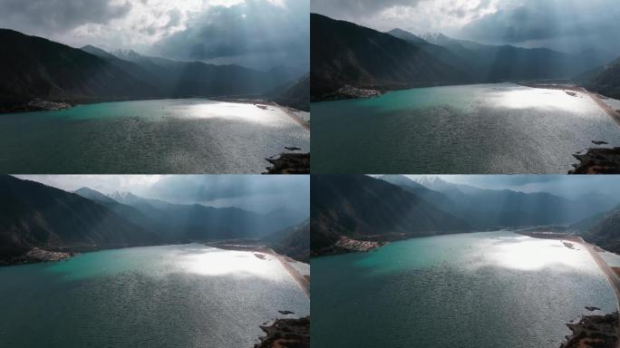 高山湖泊视频阳光透过乌云照射蓝色湖水湖面