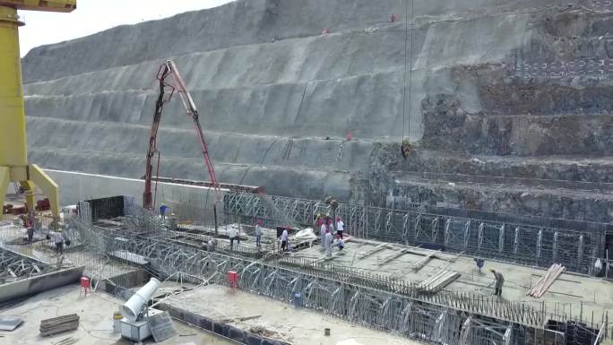 河堤大坝修筑现场机械忙碌工人在紧张施工