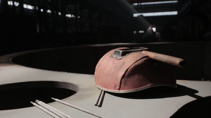 电焊 焊条 技工 工人 车间  焊帽