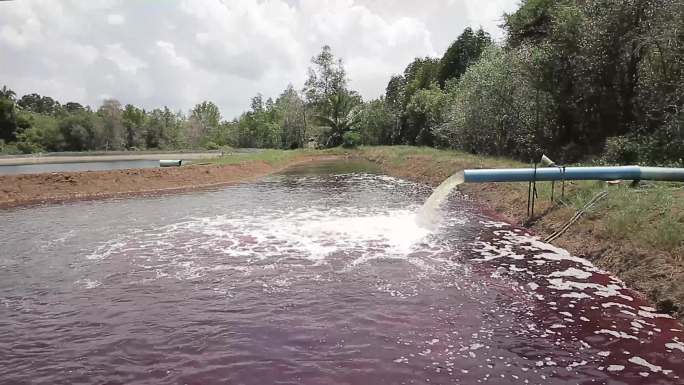 污水从管道中涌出污水处理工厂处理废水工业