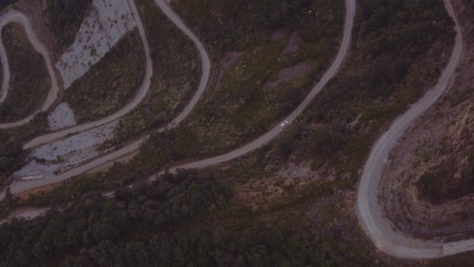 汽车行驶在盘山路上