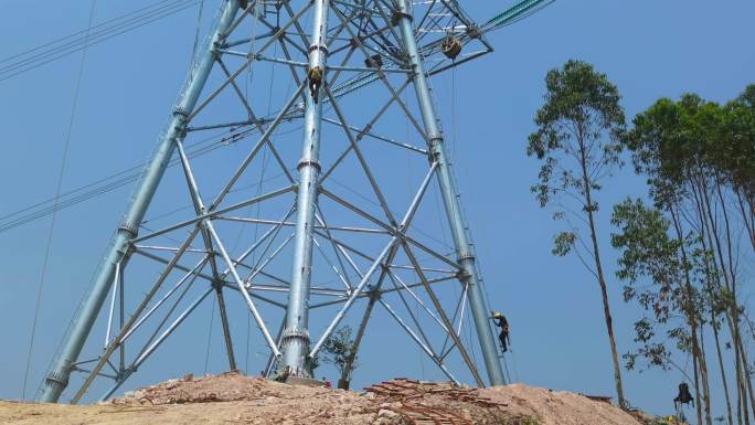特高压电线安装工人爬下铁塔