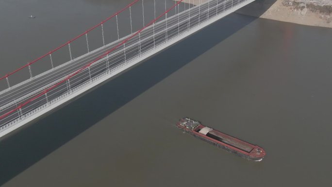轮船在桥下行驶航拍