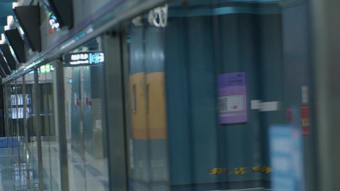 北京地铁站人流电梯候车
