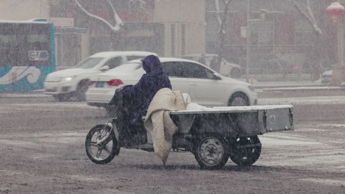 北京风雪中骑车的行人 慢动作升格
