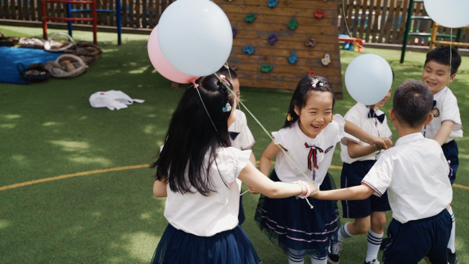 幼儿园的快乐时光 爱笑的孩子 做游戏