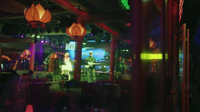 8K北京什刹海后海酒吧歌手唱歌