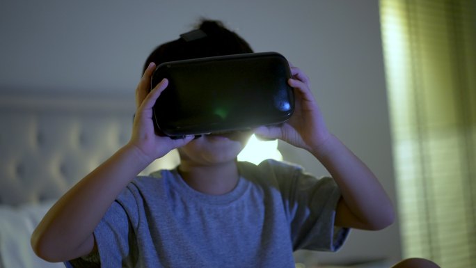 孩子玩虚拟现实游戏