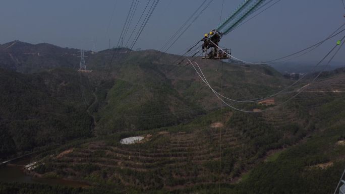 特高压电线安装高空作业航拍电网工人施工