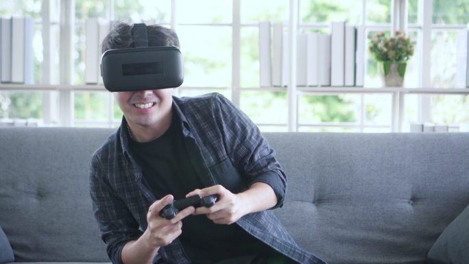 体验VR的男子VR眼镜互动体验打游戏
