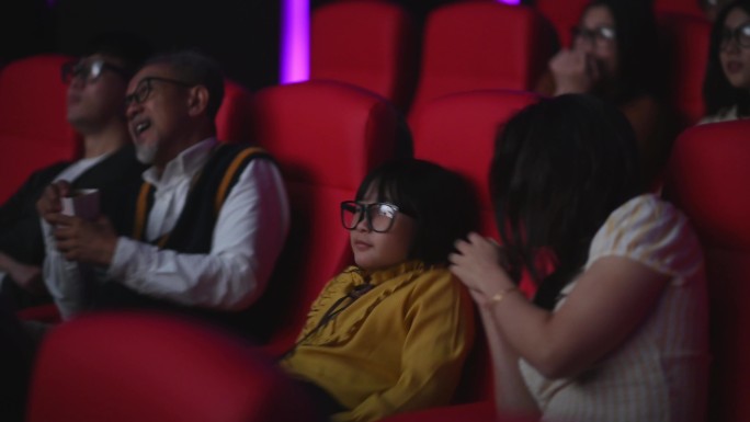 观众在电影院看3D电影